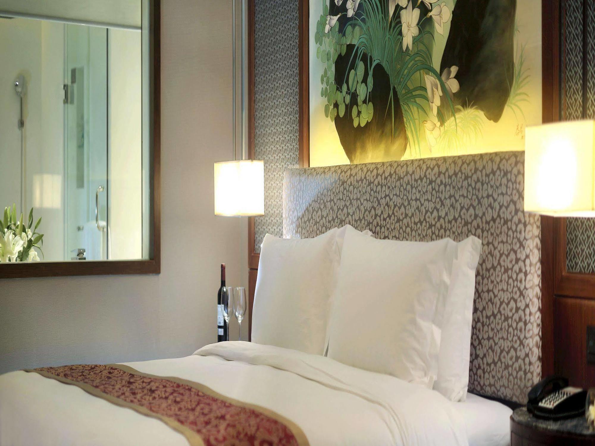 Four Seasons Ocean Courtyard Hotel Санья Экстерьер фото