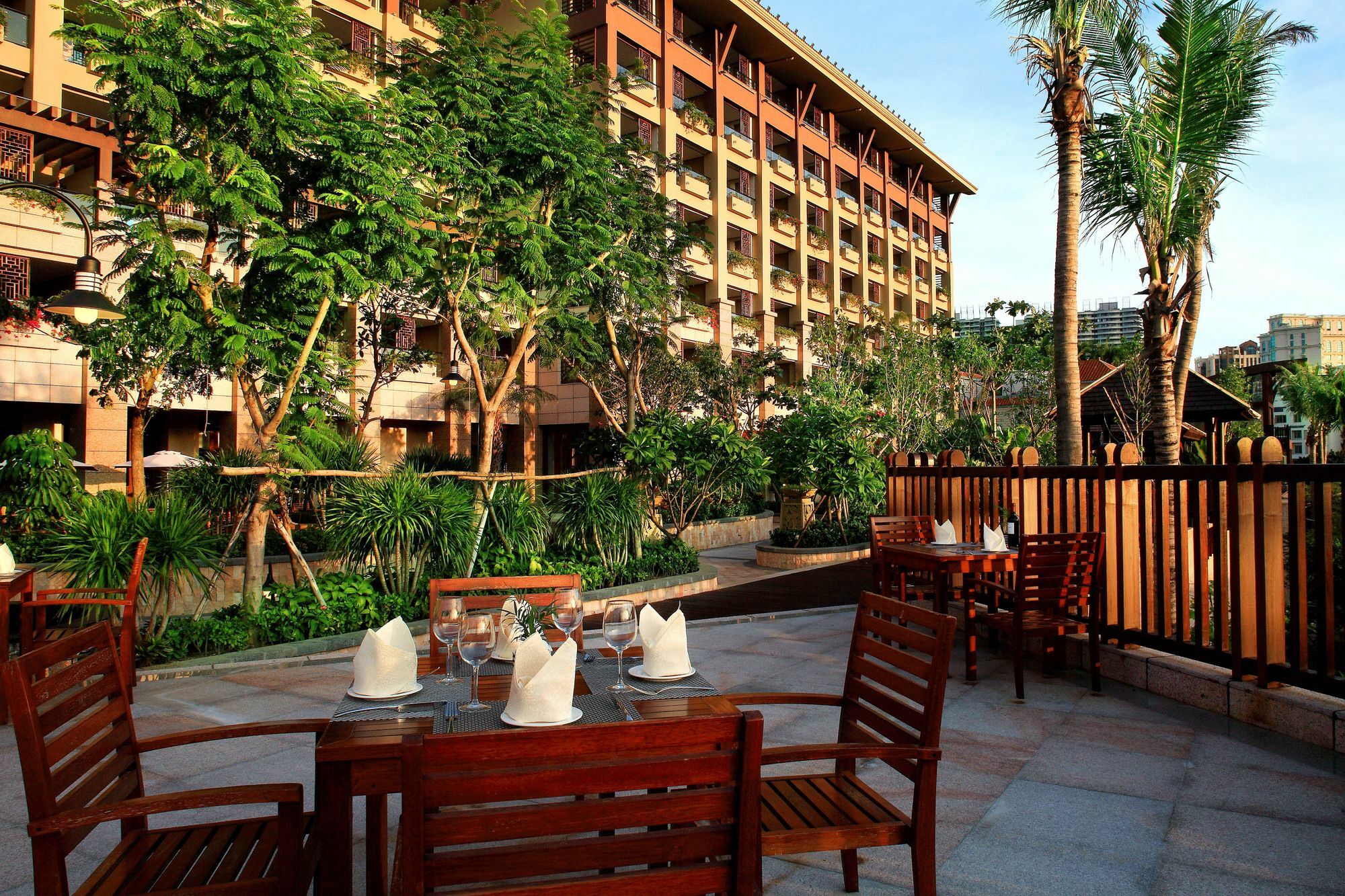 Four Seasons Ocean Courtyard Hotel Санья Экстерьер фото